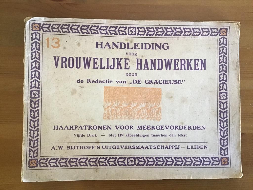 Antiek Boekje. **Vrouwelijke Handwerken** 1920, Ophalen of Verzenden, Gebruikt, Haken, Patroon of Boek