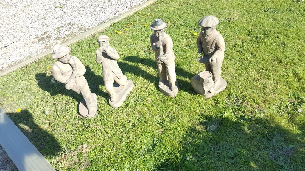 4 antieke tuin beelden/ terras van kunststof, Ophalen of Verzenden, Zo goed als nieuw, Beeldje of Figuurtje