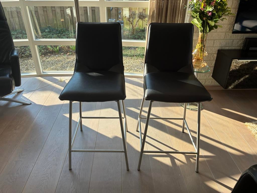 Twee barkrukken, merk Xoon, kleur zwart, draaibaar., Huis en Inrichting, Barkrukken, Ophalen, 60 tot 90 cm, Met voetsteun, Zo goed als nieuw