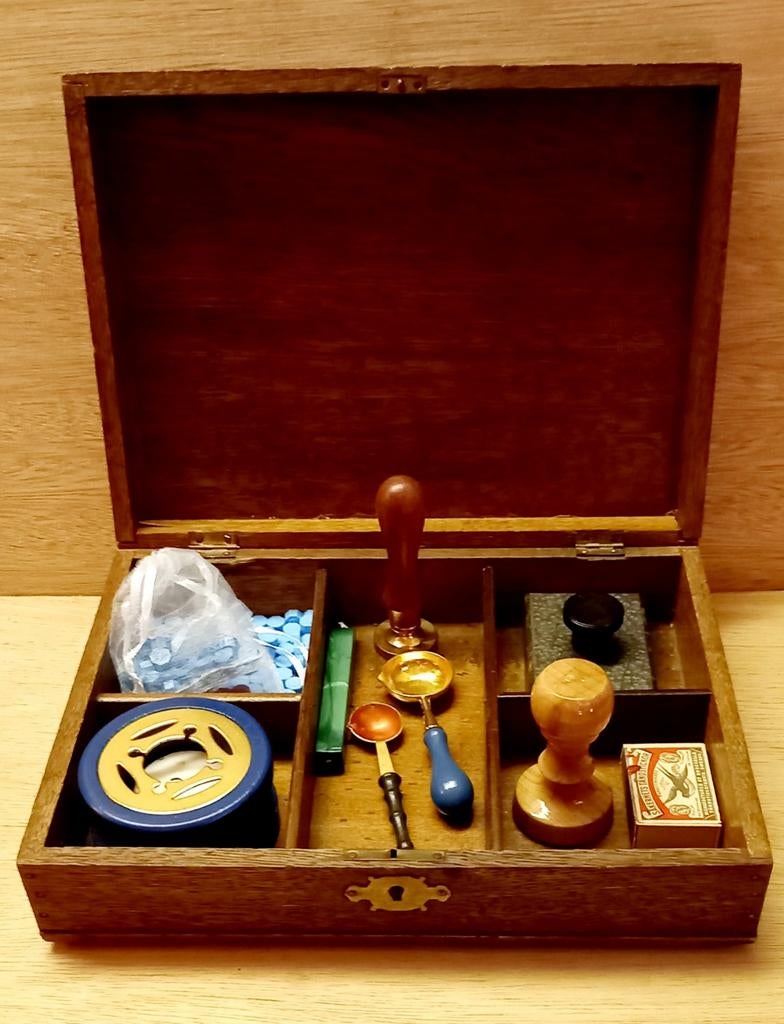 Complete lakzegel set, wax seal set in houten kist, Ophalen, Zo goed als nieuw