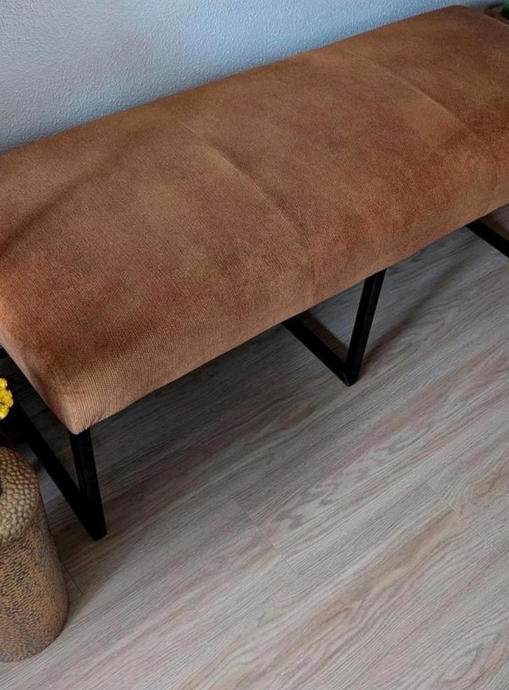 Okergeel / bruin bankje bank eettafel zwart metalen frame, Huis en Inrichting, Tafels | Eettafels, Zo goed als nieuw, 50 tot 100 cm