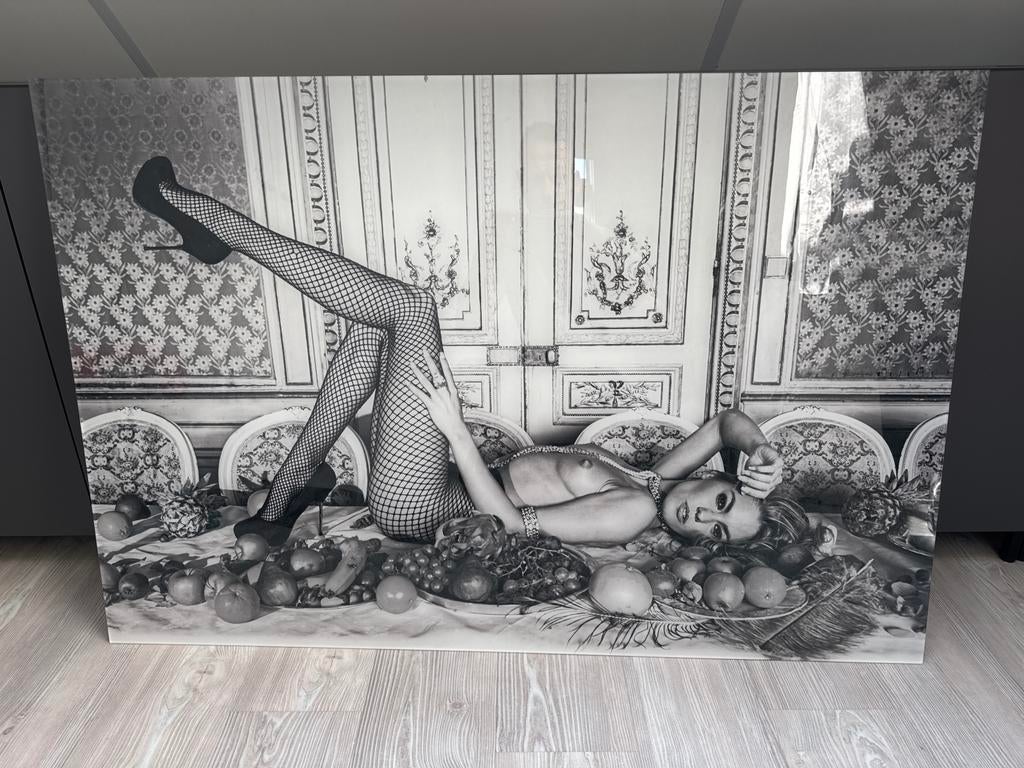 Kunstfoto op plexiglas: Sensuele vrouw met fruit, Ophalen, Overige typen, Zo goed als nieuw, 100 tot 125 cm