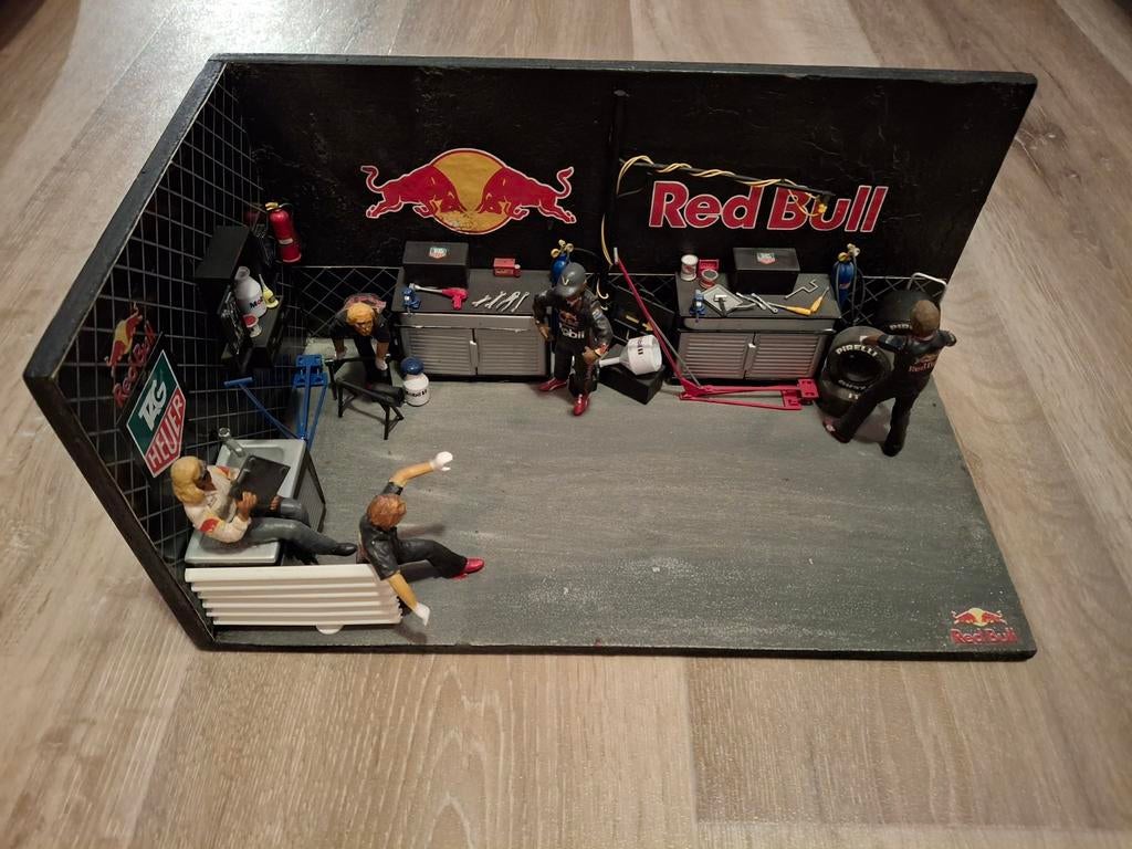 Pitbox diorama Red Bull Racing Max Verstappen 1:18, Ophalen of Verzenden, Zo goed als nieuw, Formule 1