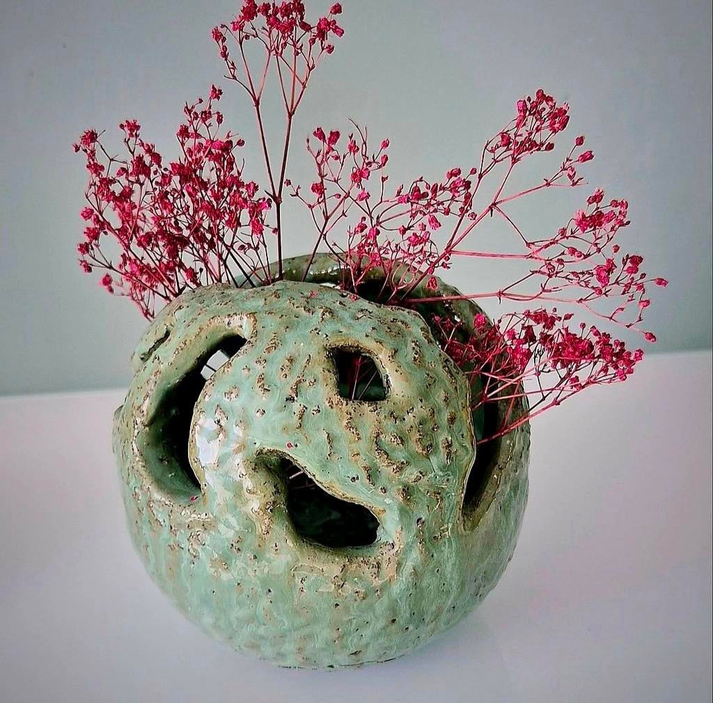 Unieke Keramische Pique Fleurs Vaas met Organische Gaten, Huis en Inrichting, Woonaccessoires | Vazen, Ophalen of Verzenden, Aardewerk of Porselein