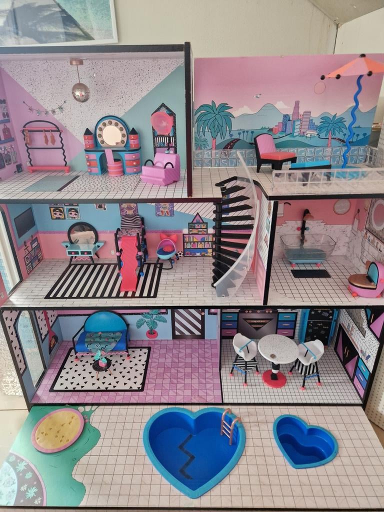 LOL poppenhuis met meubeltjes., Kinderen en Baby's, Speelgoed | Poppenhuizen, Ophalen, Zo goed als nieuw, Poppenhuis