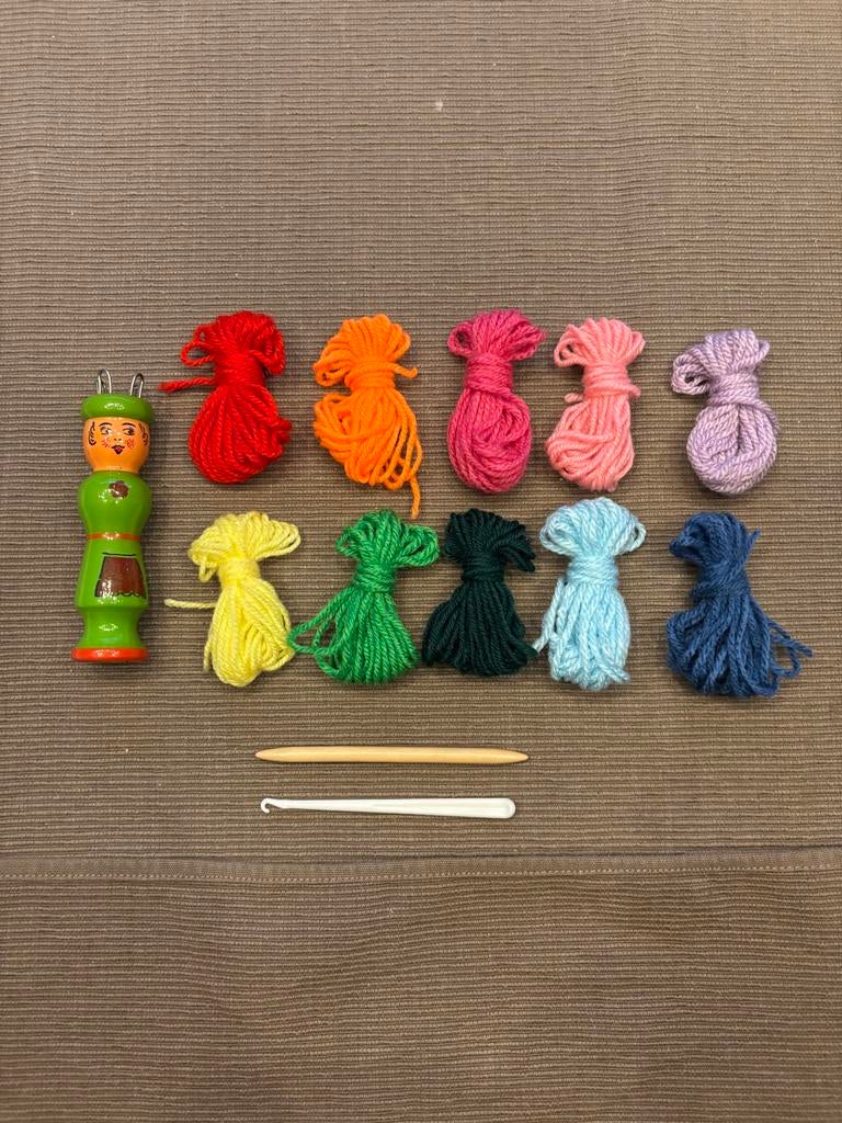 Punnik poppetje hout groene jurk met 10 x garen en haaknaald, Ophalen of Verzenden, Zo goed als nieuw, Breien of Haken, Overige typen