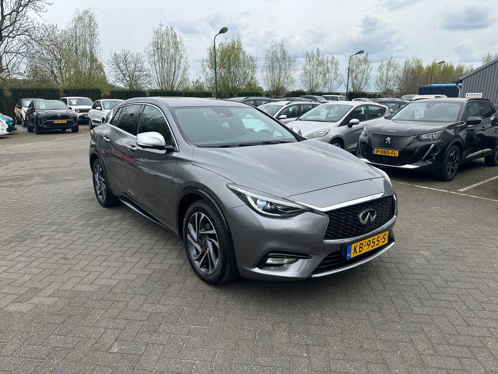 Infiniti Q30 1.6t Premium automaat , leer, navigatie, pdc vo, Auto's, Infiniti, Gebruikt, 700 kg, Bedrijf, Zilver of Grijs