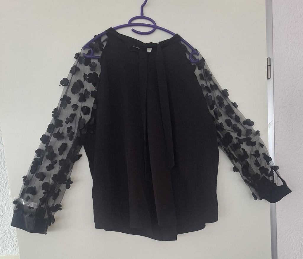 zwarte blouse doorzichtige mouwen met daarop zwarte bloemen, Kleding | Dames, Blouses en Tunieken, Verzenden, Zwart, Maat 42/44 (L)