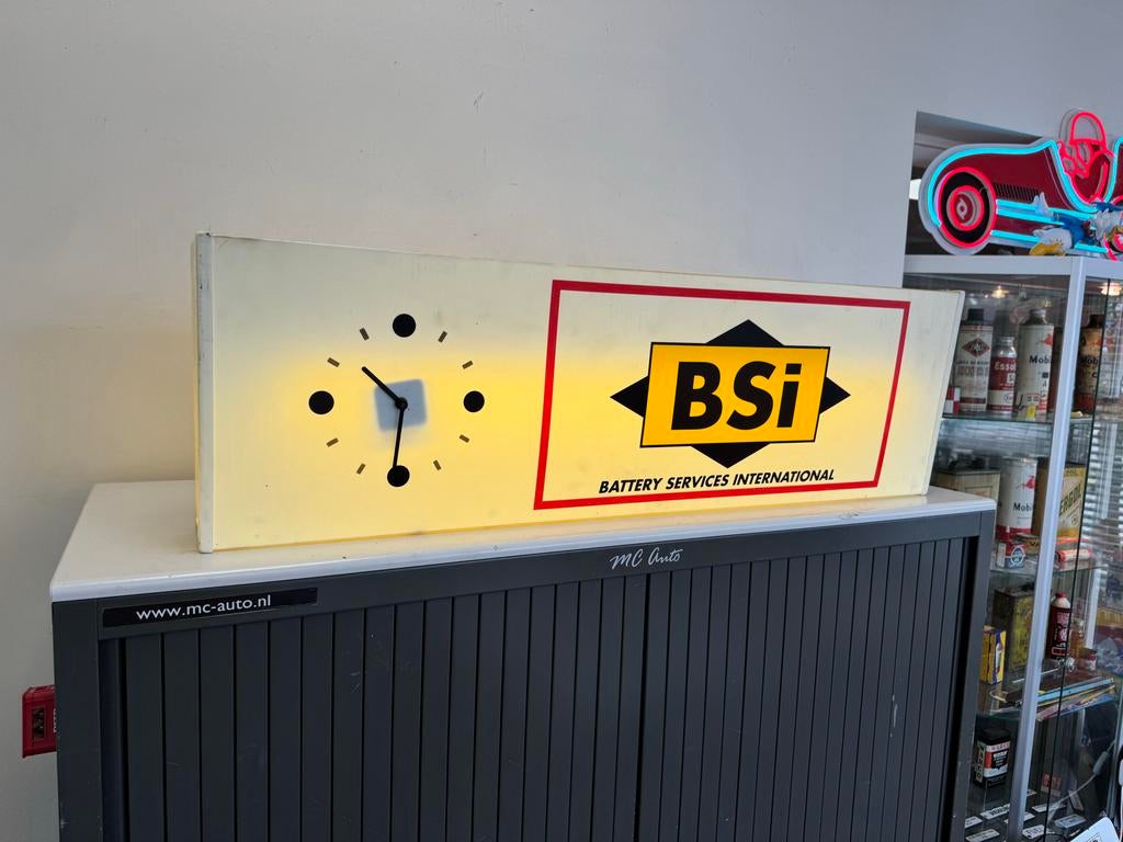 Vintage BSi Lichtbak Klok - Battery Services International, Verzamelen, Ophalen, Gebruikt, ., Lichtbak of (neon) lamp