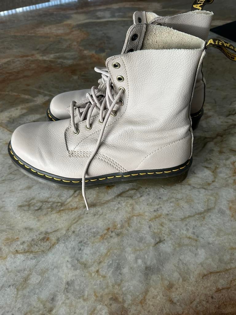 Dr Martens maat 42, Ophalen of Verzenden, Zo goed als nieuw, Beige