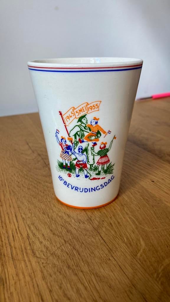 Herinneringsmok - 10e bevrijdingsdag NL, Verzamelen, Koninklijk Huis en Royalty, Gebruikt, Servies, Nederland, Ophalen of Verzenden