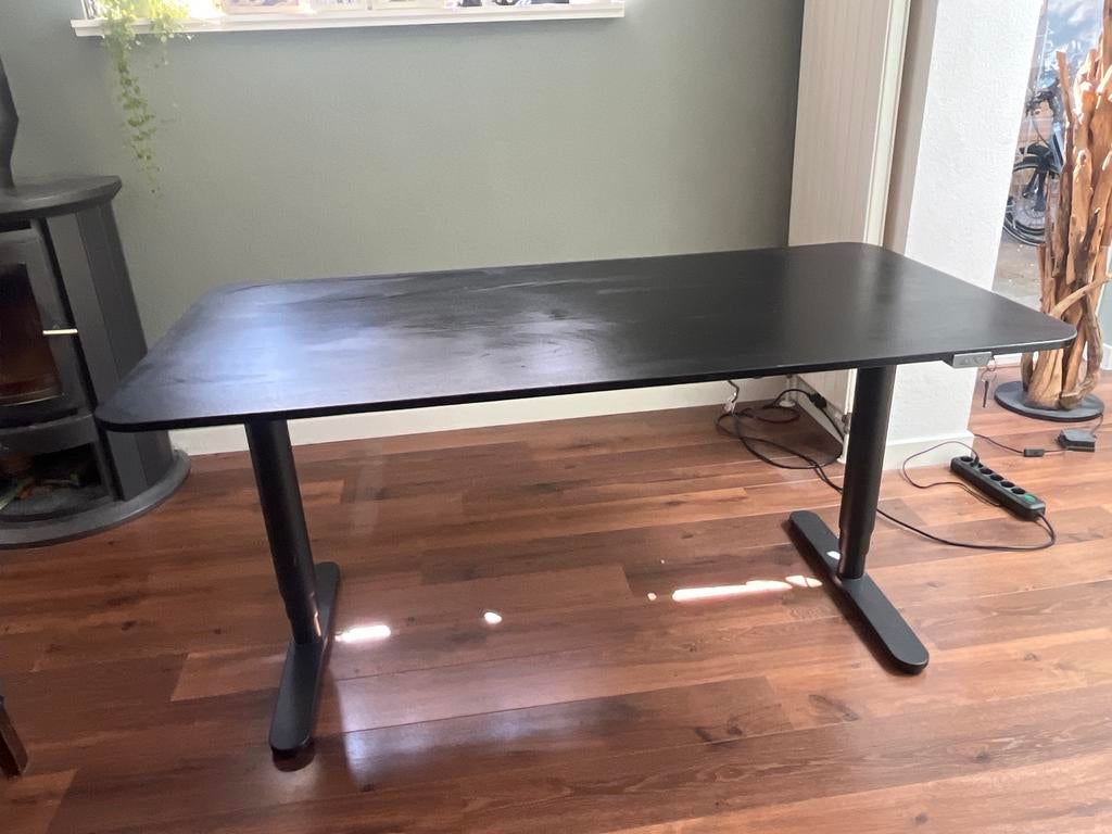 Zwart elektrisch zit-sta bureau - Zo goed als nieuw, Huis en Inrichting, Bureaus, Zo goed als nieuw, Zit-sta bureau, Overige merken