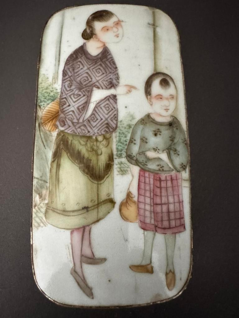 Chinese beschilderde ( porseleinen)doos met figuren, Antiek en Kunst, Antiek | Woonaccessoires, Verzenden