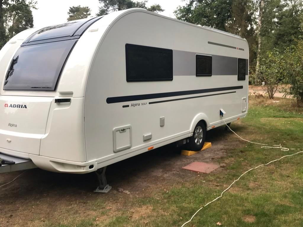 Adria Alpina 583 LP bj 2020 wit, grijs br2.50 m lt 8m, Rondzit, Frans bed, Schokbreker, Adria