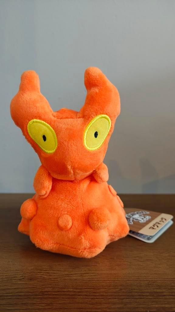 Official Pokemon Center Slugma Fit Plush *NEW*, Kinderen en Baby's, Speelgoed | Knuffels en Pluche, Nieuw, Overige typen, Ophalen of Verzenden