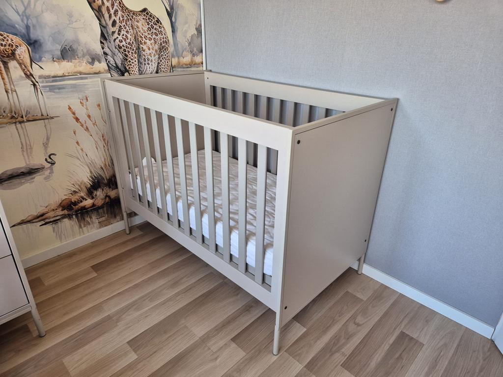 Cabino baby bed ledikant belmond clay, Kinderen en Baby's, Kinderkamer | Complete kinderkamers, Ophalen of Verzenden, Zo goed als nieuw