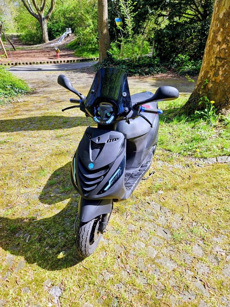 Nette Piaggio zip 2021 veel accessoires!, Fietsen en Brommers, Scooters | Piaggio, Gebruikt, Zip, Maximaal 45 km/u, Benzine, Ophalen