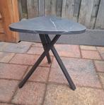Zwart driehoekig bijzettafeltje met marmerlook blad, Ophalen, Minder dan 45 cm, Minder dan 55 cm, Zo goed als nieuw