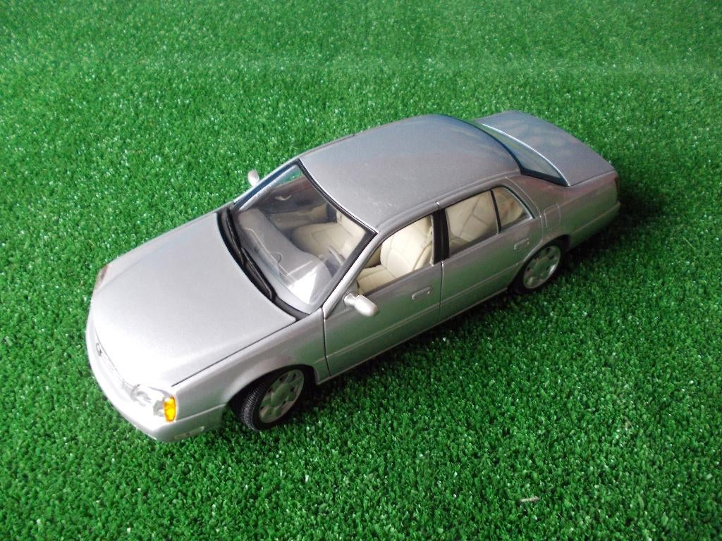 1/18 Cadillac DTS DeVille Touring Sedan - Maisto, Ophalen of Verzenden, Nieuw, Maisto