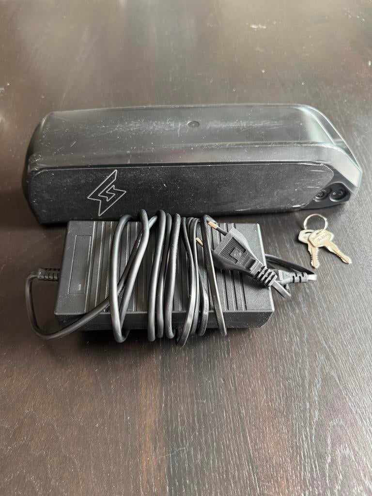 Super73 Accu met oplader en 2 sleutels, Fietsen en Brommers, Ophalen, Gebruikt