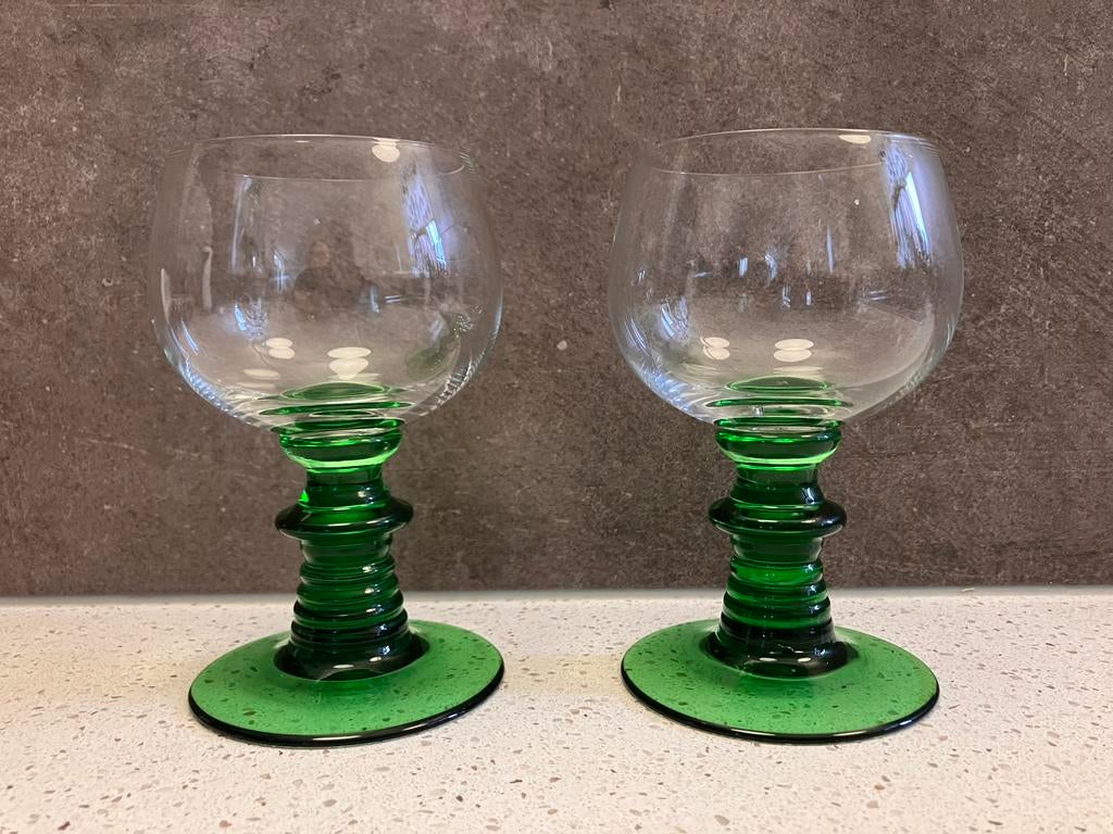 2 grote Vintage roemers / wijnglazen met groene voet, Antiek en Kunst, Ophalen of Verzenden