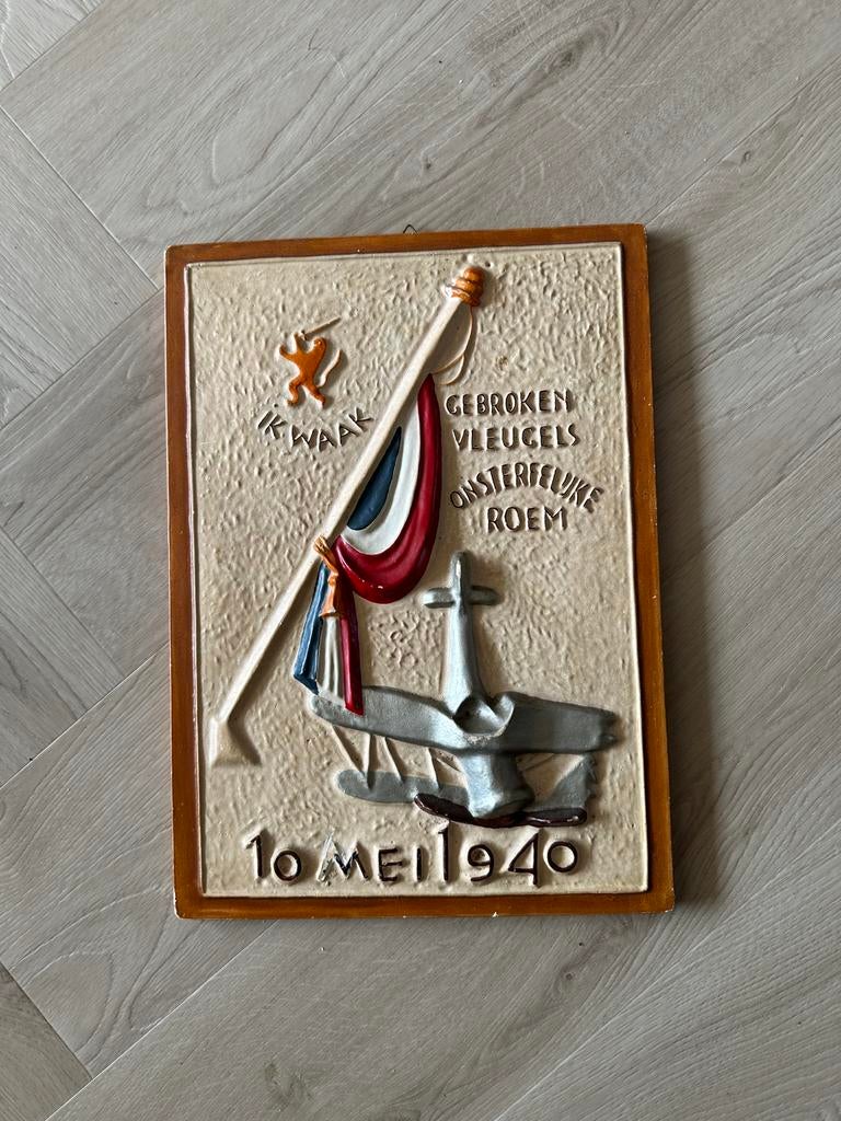 Gips herinnering plaquette 10 mei 1940, Verzamelen, Militaria | Tweede Wereldoorlog, Ophalen of Verzenden, Nederland, Boek of Tijdschrift
