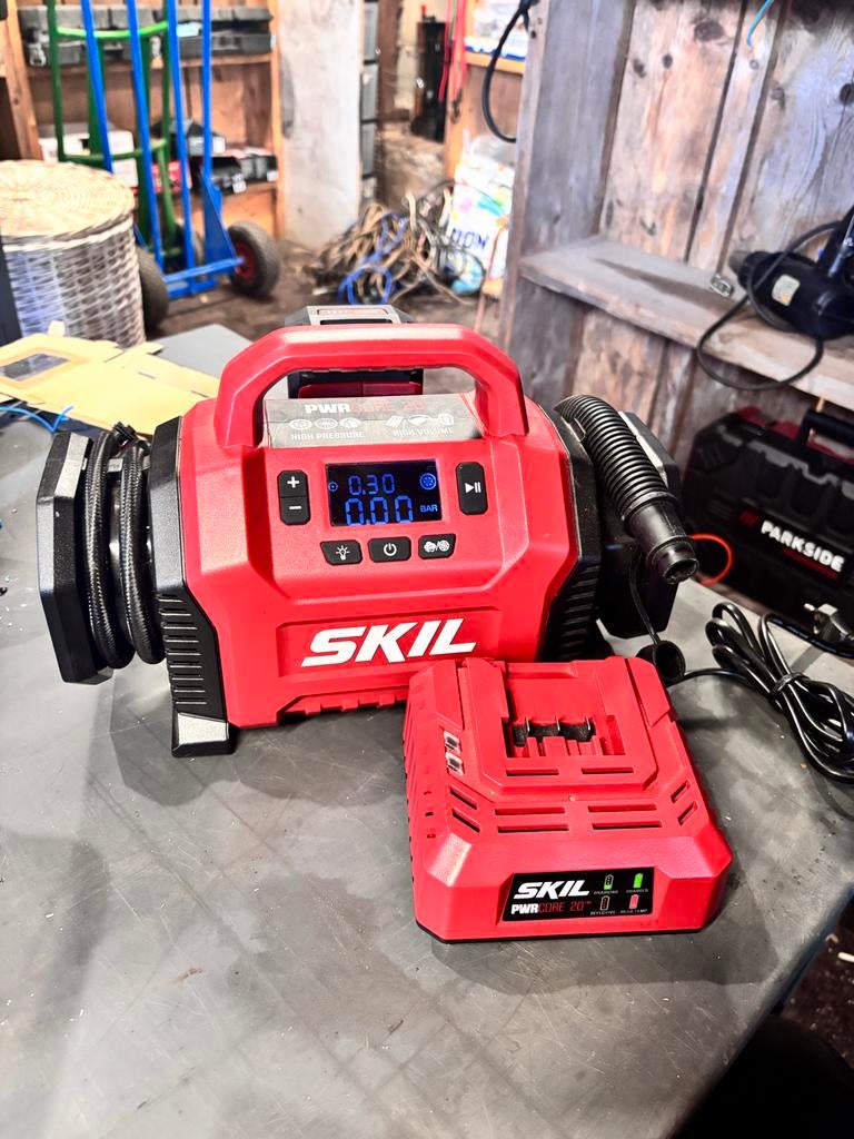 Skil Accu Compressor met 2Ah Accu en Lader, Ophalen, 6 tot 10 bar, Zo goed als nieuw, Minder dan 200 liter/min