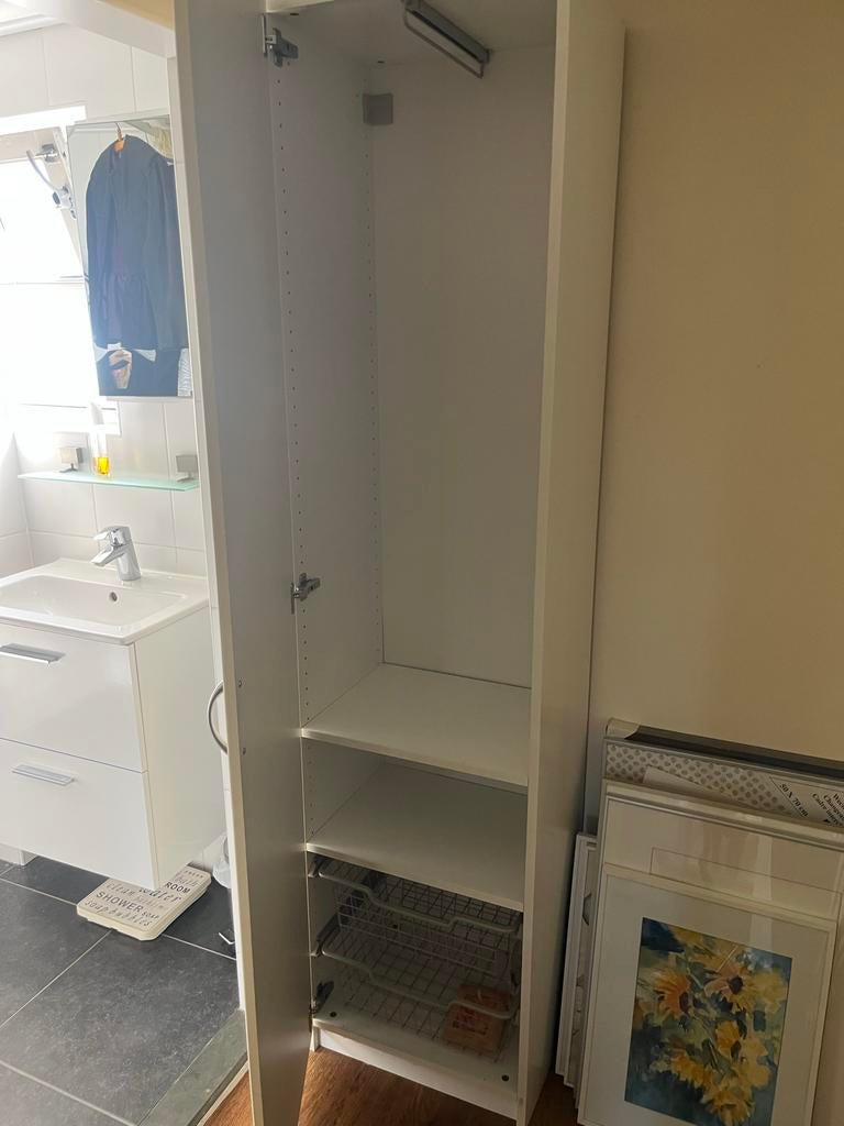 Kledingkast met uitschuifbaar rek en 2 mandjes, Met plank(en), Minder dan 50 cm, Gebruikt, 200 cm of meer