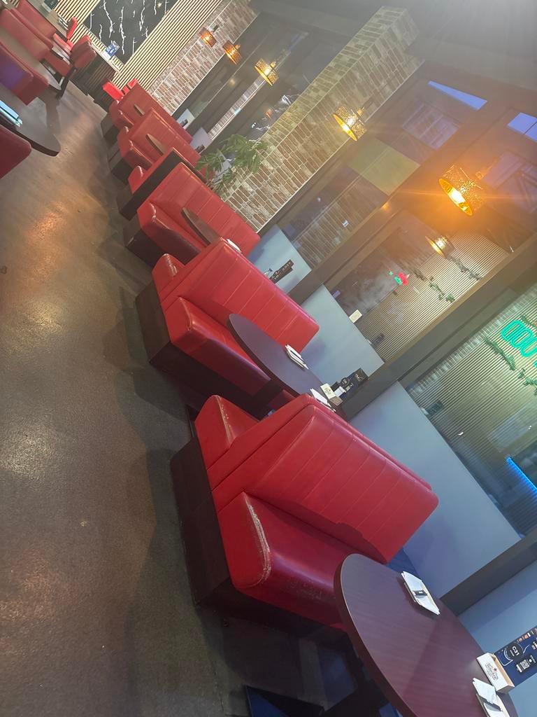 Rode banken - 12 stuks beschikbaar, Gebruikt, Tweepersoons, Ophalen of Verzenden, Rechte bank