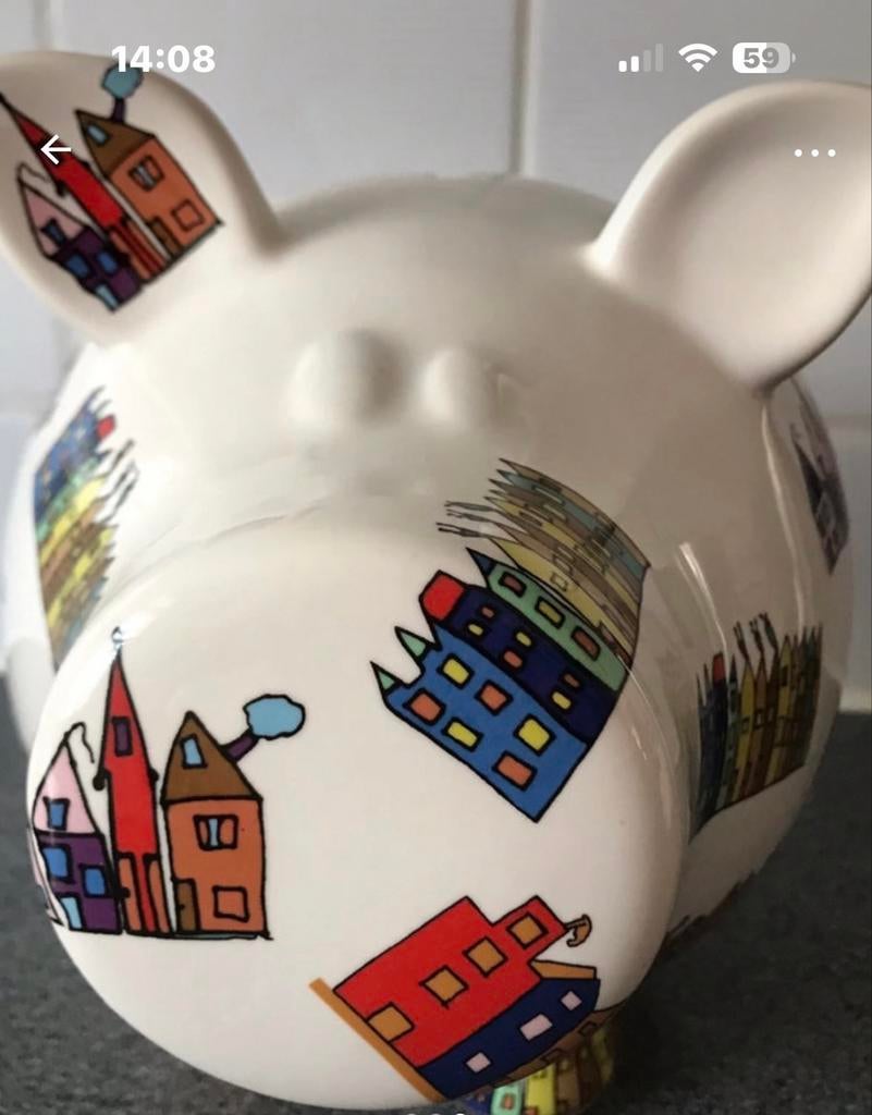 Groot Porseleinen Spaarvarken met Amsterdamse Grachtenpanden, Verzamelen, Spaarpotten, Gebruikt, Dier, Steen, Aardewerk of Keramiek