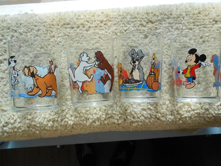 4 Disney glaasjes, Verzamelen, Disney, Gebruikt, Servies, Overige figuren, Ophalen