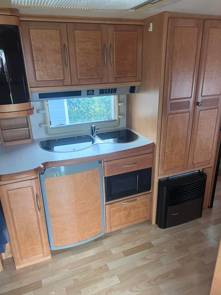 Hobby Exclusive 560 UFF caravan (2003), Caravans en Kamperen, Caravans, Rondzit, Hobby, Ringverwarming, Particulier