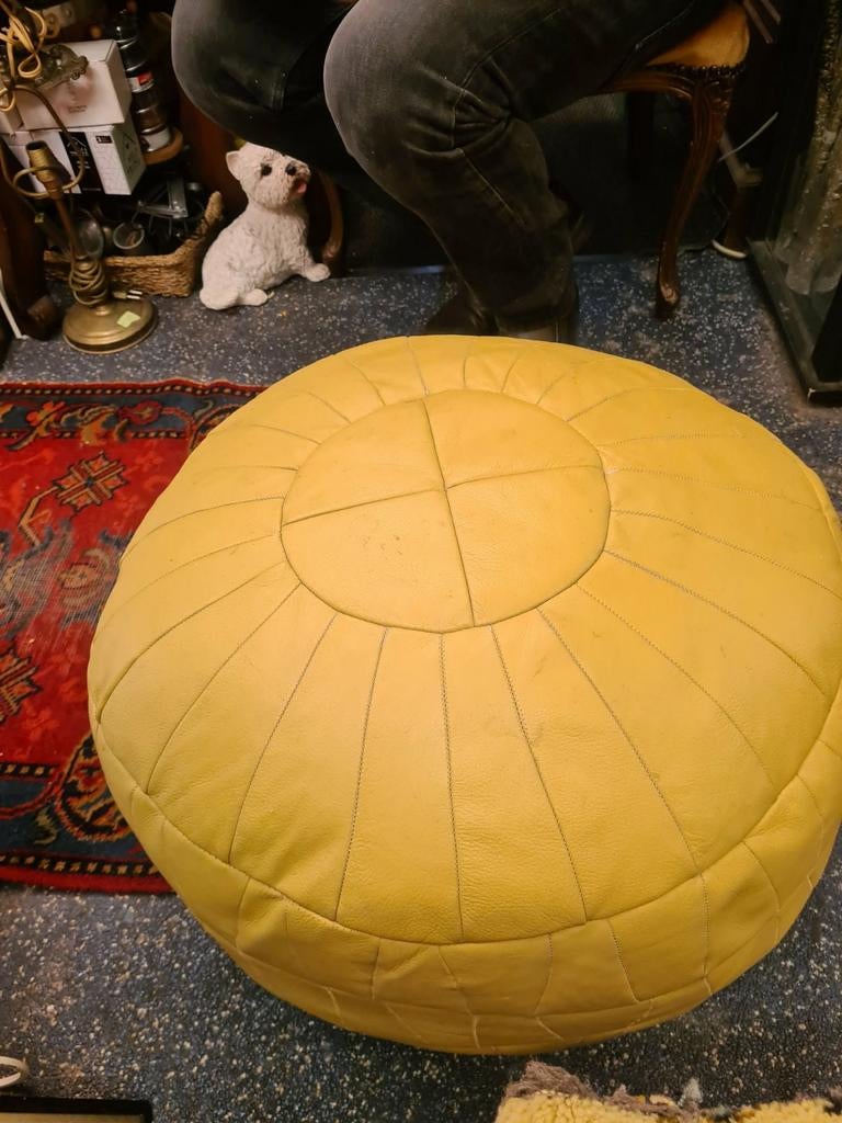 Vintage Gele leren poef,in hele goedestaat, Gebruikt, Marokkaans, Ophalen of Verzenden, 50 tot 75 cm