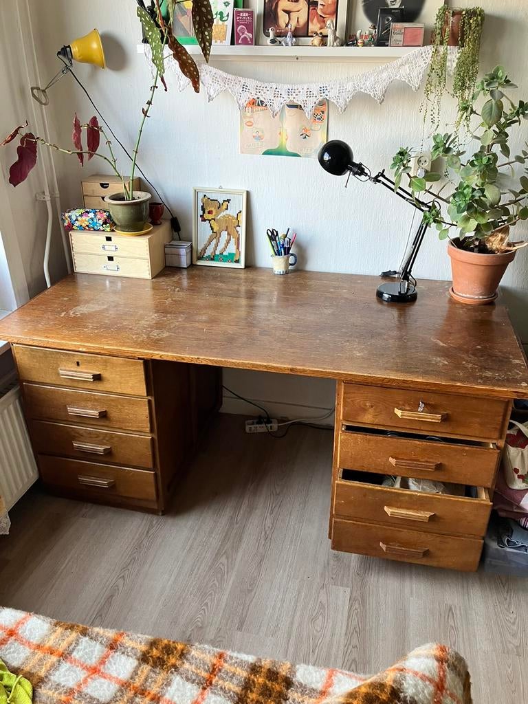 Moet weg voor april! Groot vintage retro houten bureau, Huis en Inrichting, Bureaus, Ophalen, Gebruikt
