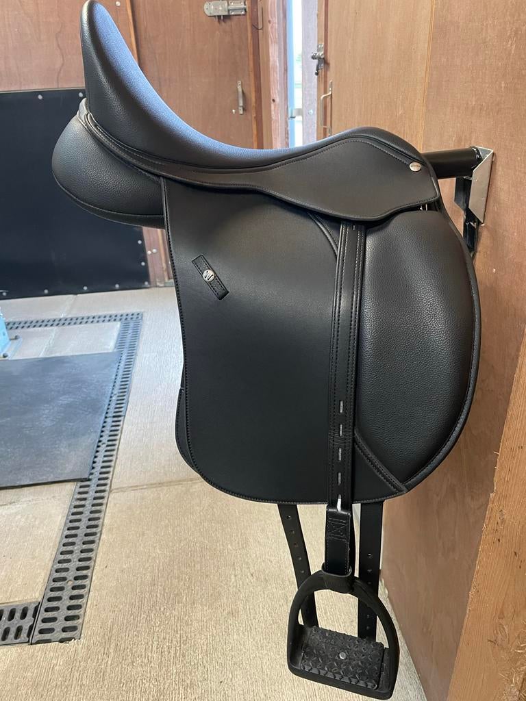NIEUW Wintec Hart dressuurzadel 17 inch, Dieren en Toebehoren, Paarden en Pony's | Zadels, Ophalen of Verzenden, Nieuw, Dressuur
