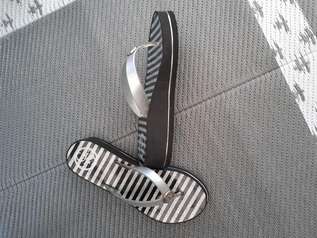 Nieuwe Guess slippers, Kleding | Dames, Schoenen, Ophalen of Verzenden, Nieuw, Zwart