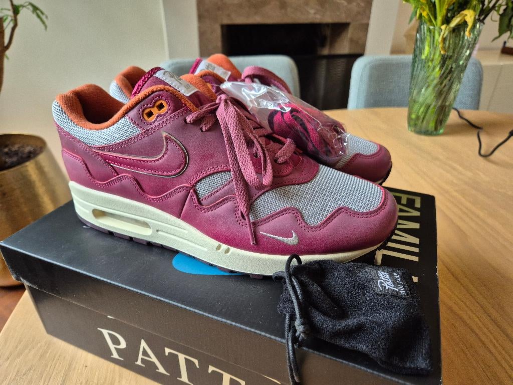 Nike Air Max 1 x Patta 'Rush Maroon' 43, Kleding | Heren, Schoenen, Overige kleuren, Nike, Nieuw, Ophalen of Verzenden
