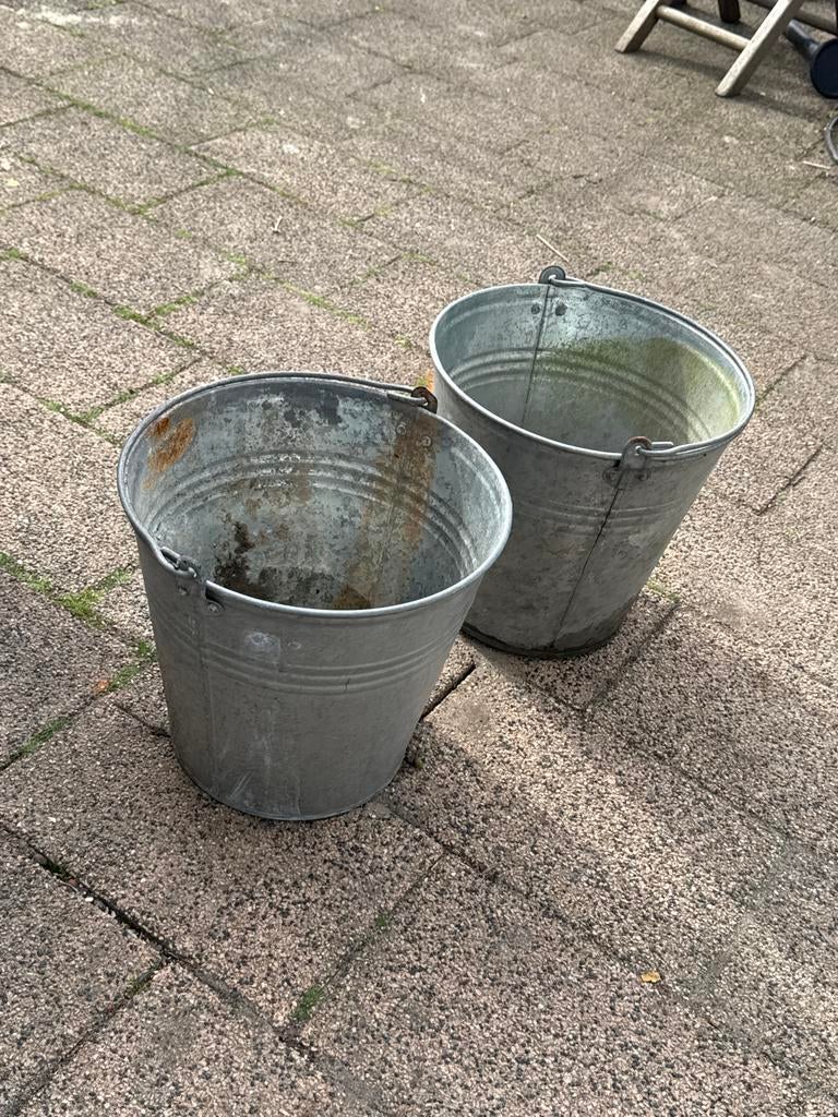 Twee brocante zinken emmers tuin potten bakken, Tuin en Terras, Bloembakken en Plantenbakken, Gebruikt, Minder dan 30 cm, Rond