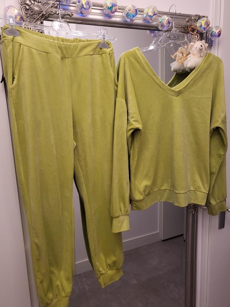 Groen huispak met V-hals, Kleding | Dames, Huispakken, Ophalen of Verzenden, Gedragen, Maat 38/40 (M), Groen