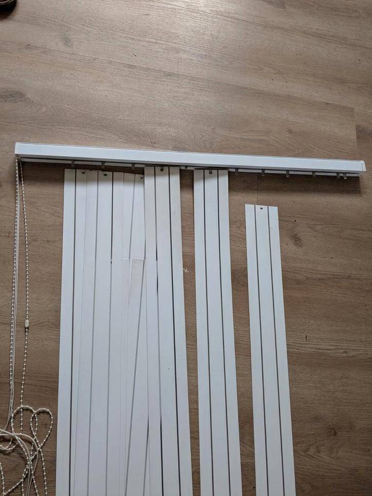 Witte lamellen met lichtdoorlatend  streepje, Huis en Inrichting, Stoffering | Gordijnen en Lamellen, 50 tot 100 cm, Ophalen