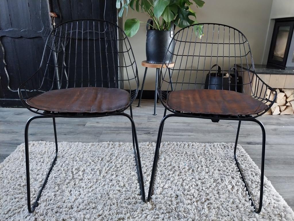 Twee leuke draadstoeltjes met donkerbruin kussentje, Huis en Inrichting, Stoelen, Ophalen, Twee, Zwart, Zo goed als nieuw