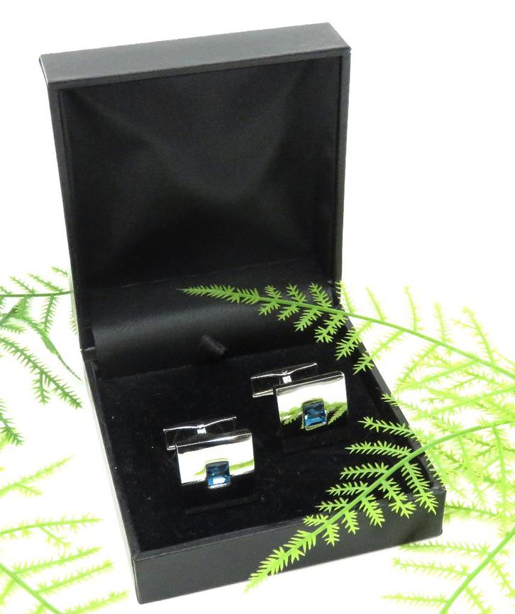 Te koop zilverkleurige manchetknopen met een blauwe steentje, Sieraden, Tassen en Uiterlijk, Manchetknopen, Nieuw, Zilver, Ophalen of Verzenden