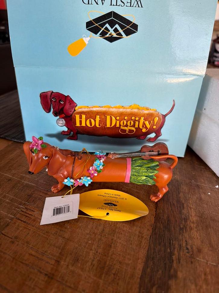 Hot Diggity Dog Aloha Hond Beeldje, Verzamelen, Dierenverzamelingen, Nieuw, Beeldje of Figuurtje, Hond of Kat, Ophalen of Verzenden
