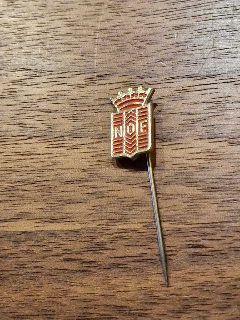 236 Vintage NOF Speldje Nederlandse Olie Fabriek, Verzamelen, Speldjes, Pins en Buttons, Ophalen of Verzenden, Gebruikt, Overige onderwerpen