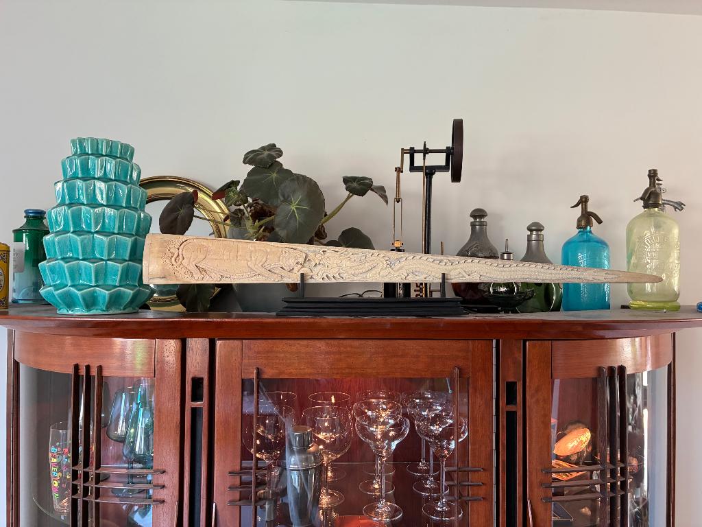 Zwaardvis tand met snijwerk, Antiek en Kunst, Ophalen of Verzenden