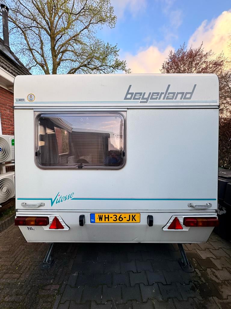 Beyerland Vitesse 430TM met vast bed, Caravans en Kamperen, Vast bed, Tot en met 2, Particulier, 4 tot 5 meter