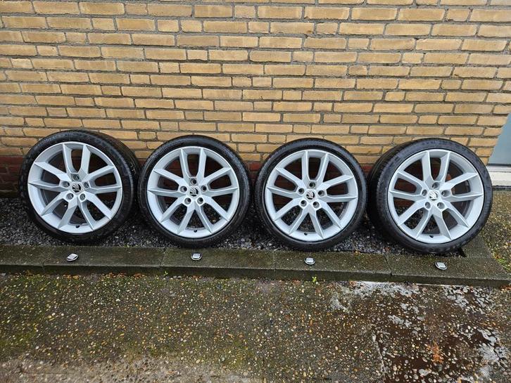 Skoda Octavia RS Velgen 18 inch 5x112 met banden, Auto-onderdelen, Banden en Velgen, Velg(en), Zomerbanden, 18 inch, 225 mm, Ophalen