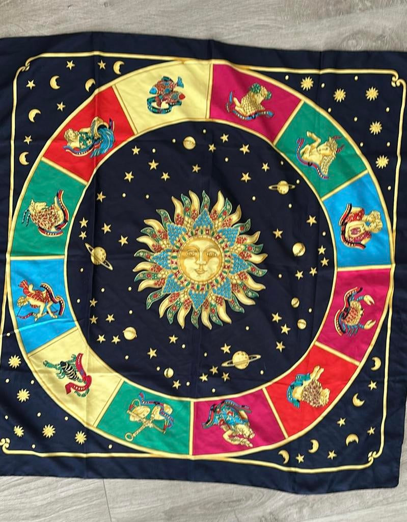 Vintage Gianni Versace Shawl 1989 - “Zodiac “100% zijde, Kleding | Dames, Overige Dameskleding, Zo goed als nieuw, Ophalen of Verzenden