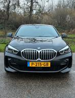 BMW 1-Serie 120i 178pk Aut 2021 Zwart panoramadak APK t 2027, Auto's, BMW, 1998 cc, 730 kg, 4 cilinders, Zwart
