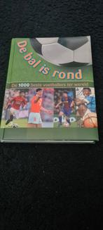 Te koop nieuw sportboek "de bal is rond" 1000 beste voetball, Ophalen of Verzenden, Nieuw, Balsport